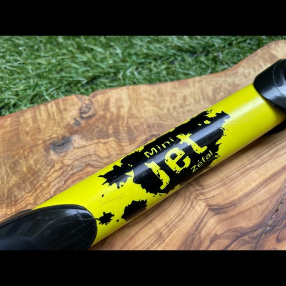 Handheld Bicycle Tire Pump - Picture 2 of 4